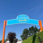 Entrée avec arche d'accueil au Camping Paradis Le Royon