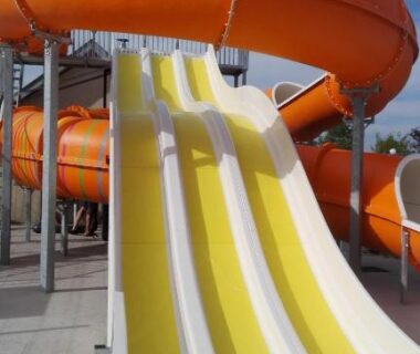 Piscine avec toboggans aquatiques extérieurs au Camping Paradis Le Royon