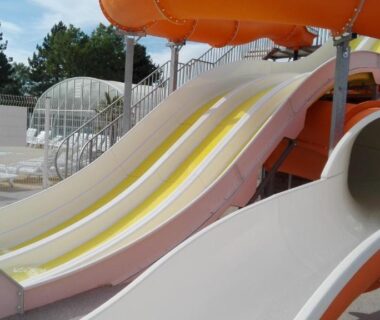 Piscine extérieure avec toboggans et glissades au Camping Paradis Le Royon