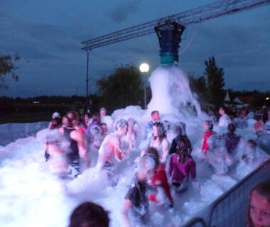 Piscine extérieure en soirée avec mousse et baigneurs au Camping Paradis Le Royon