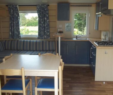 Salon et kitchenette dans le mobil-home du Camping Paradis Les Galets de la Molliere
