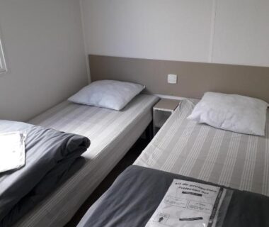 Mobil-home avec deux lits simples au Camping Paradis Les Galets de la Molliere