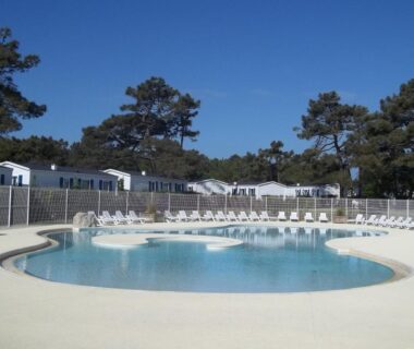 Piscine extérieure et transats au Camping Paradis Les Galets de la Molliere