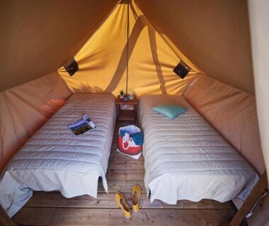 Intérieur de tente avec deux lits au Camping Paradis du Quinquis
