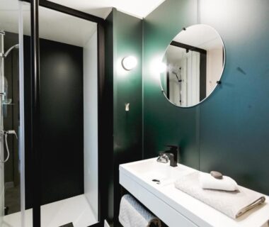 Salle de bains avec douche et lavabo au Camping Paradis du Quinquis