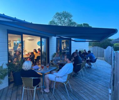Terrasse avec convives et espace repas au Camping Paradis du Quinquis