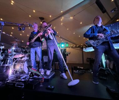 Sous chapiteau groupe en concert au Camping Paradis du Quinquis