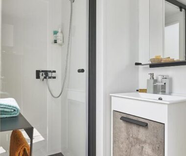 Salle de bain avec douche et lavabo au Camping Paradis le Rocher de la Granelle