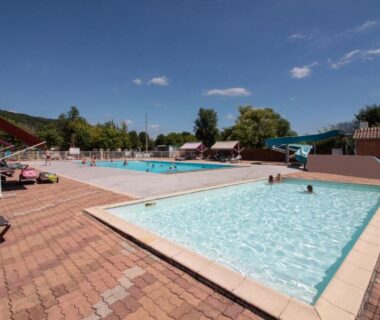 Piscine extérieure et bassins au Camping Paradis le Rocher de la Granelle
