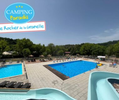 Piscines extérieures et toboggans au Camping Paradis le Rocher de la Granelle