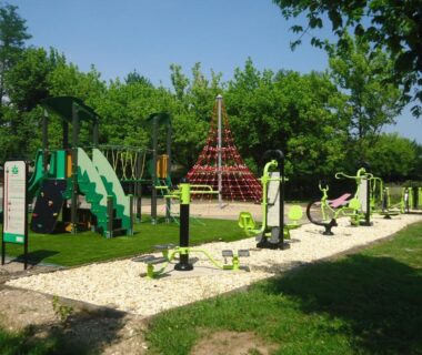 Aire de jeux et parcours fitness en extérieur au Camping Paradis le Rocher de la Granelle