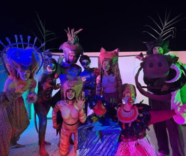 Scène nocturne avec personnages costumés au Camping Parc Bellevue