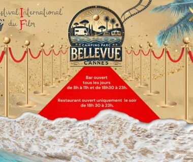 Plage avec tapis rouge palmiers et logo en arrière plan du Camping Parc Bellevue
