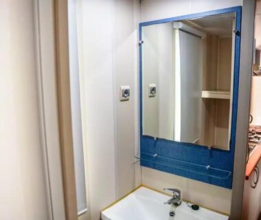 Lavabo et miroir dans la salle d'eau du Camping Parc Bellevue Maeva
