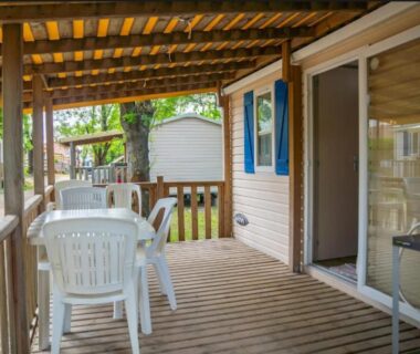 Terrasse couverte avec table et chaises du mobil-home Camping Parc Bellevue Maeva