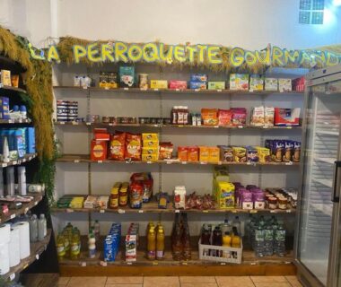 Épicerie du camping avec étagères garnies de snacks boissons et produits au Camping Parc Bellevue - Maeva