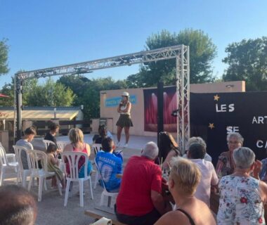 Scène en plein air avec spectateurs au camping Parc Bellevue Maeva