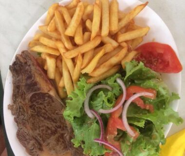 Assiette de steak frites avec salade au Camping Parc Saint Sauvayre