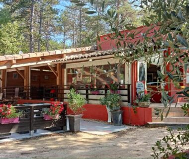 Terrasse couverte avec tables au Camping Parc Saint Sauvayre