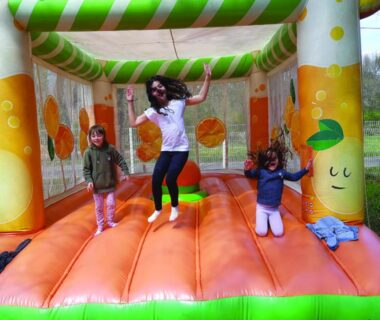 Aire gonflable avec enfants qui sautent au Camping Parc Saint Sauvayre