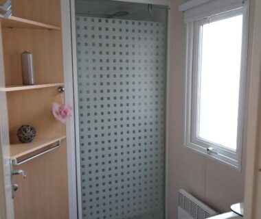 Salle de bain avec cabine de douche et lavabo du Camping Parc des 7 Fonts