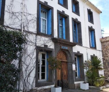 Façade et porte d'entrée du camping Parc des 7 Fonts