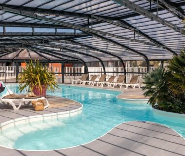 Piscine couverte avec chaises longues dans le Camping Park Er Lann