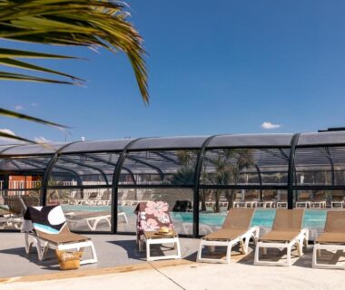 Piscine couverte avec transats au Camping Park Er Lann