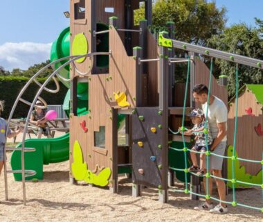 Aire de jeux avec toboggan et structures ludiques au Camping Park Er Lann
