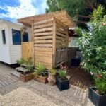 Terrasse couverte avec plantes en pot du mobilhome Camping Pedro 4 6 personnes