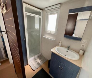Salle de bains avec douche et lavabo dans le Camping Pedro mobilhome 4, 6 personnes