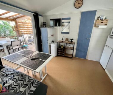 Séjour avec coin repas et terrasse ouverte dans le mobilhome Camping Pedro mobilhome 4, 6 personnes