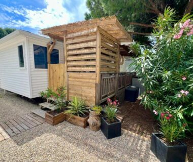 Terrasse couverte avec plantes en pot du mobilhome Camping Pedro 4 6 personnes