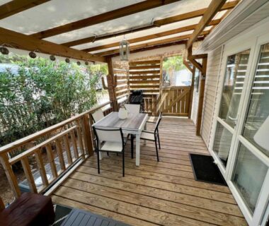 Terrasse couverte avec table et chaises du Camping Pedro mobilhome 4 6 personnes