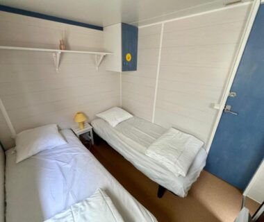 Chambre avec deux lits simples dans le mobilhome Pedro 4