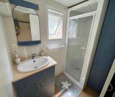 Salle d'eau avec douche et lavabo dans le mobilhome du Camping Pedro mobilhome 4, 6 personnes