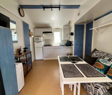 Intérieur du mobil-home avec kitchenette et coin repas dans le Camping Pedro mobilhome 4, 6 personnes
