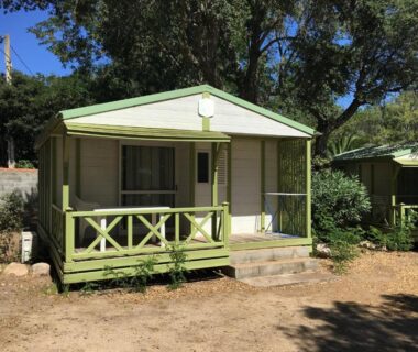 Chalet en bois avec terrasse ombragée au Camping Pezza Cardo