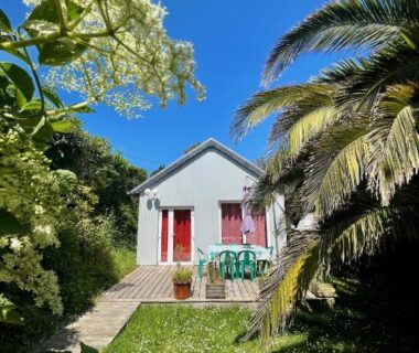 Jardin et terrasse devant bungalow du Camping Port Mer Plage Cancale