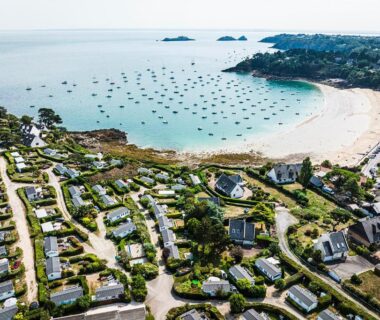 Baie et plage avec mobil-homes au Camping Port Mer Plage