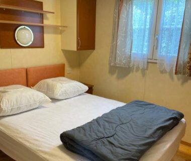 Chambre avec lit double et fenêtre au Camping Port Mer Plage à Cancale
