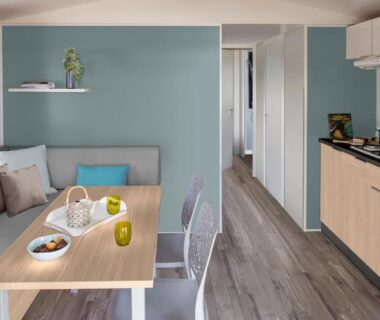 Coin repas et kitchenette dans le mobil-home du Camping Porte des Vosges