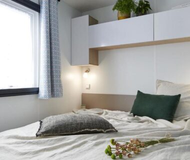 Intérieur chambre avec lit et rangements dans le mobil-home du Camping Porte des Vosges