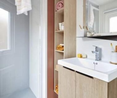 Salle de bain compacte avec douche et lavabo au Camping Porto Vecchio