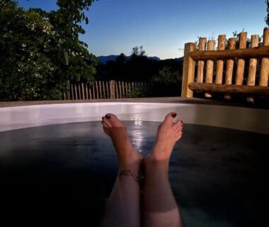 Spa extérieur avec pieds visibles au Camping Porto Vecchio