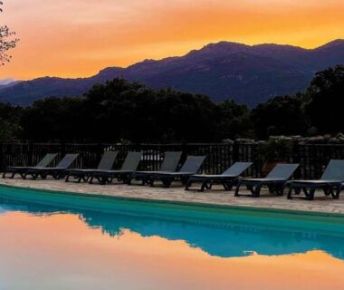 Piscine extérieure avec transats au Camping Porto Vecchio