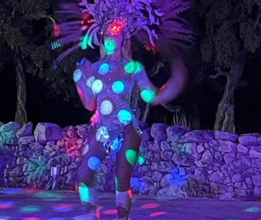 Soirée nocturne en plein air avec artiste en costume peint aux UV au Camping Porto Vecchio