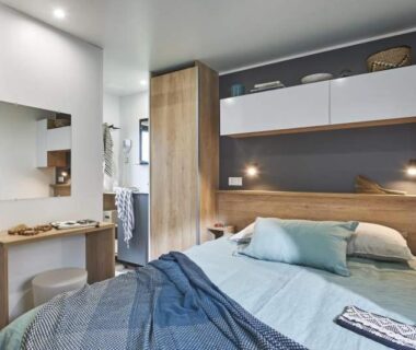 Chambre moderne avec lit double au Camping Porto Vecchio