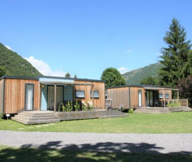 Prairie avec mobil homes et terrasses face aux montagnes au Camping Pradelongue