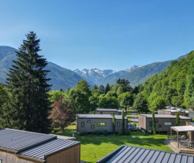 Mobil-homes et montagnes en arrière-plan au Camping Pradelongue